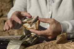 女人准备片面包罐头沙丁鱼西班牙