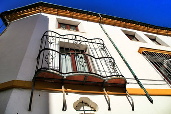 色彩斑斓的雄伟的房子外观科尔多瓦西班牙