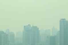烟雾城市夏天阴霾污染涵盖了城市