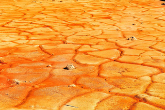被遗弃的采石场橙色矿物<strong>沉积</strong>物干湖