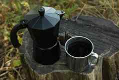 咖啡制造商杯咖啡树桩户外