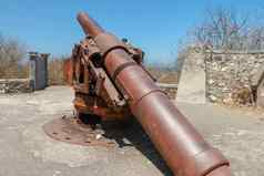 古老的战争大炮位于中世纪的塔概念保护权力大炮龙目岛岛印尼