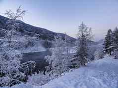 晚上月光山雪湖泊挪威