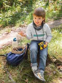 资源管理器徒步旅行森林男孩双筒望远镜压缩空气