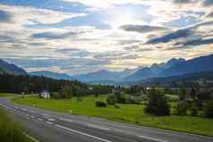 山路领先的村奥地利阿尔卑斯山脉美丽的高山景观绿色梅多斯