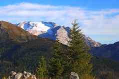 美丽的夏天景观神奇的高山通过高山白云石山脉意大利欧洲