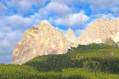 美丽的夏天景观神奇的高山通过高山白云石山脉意大利欧洲