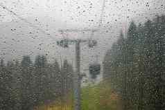 小屋电缆车电梯到达前山的地方休息餐厅酒店多雾的一天白云石山脉意大利