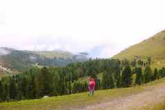 徒步旅行者背包视图高山白云石山脉意大利欧洲