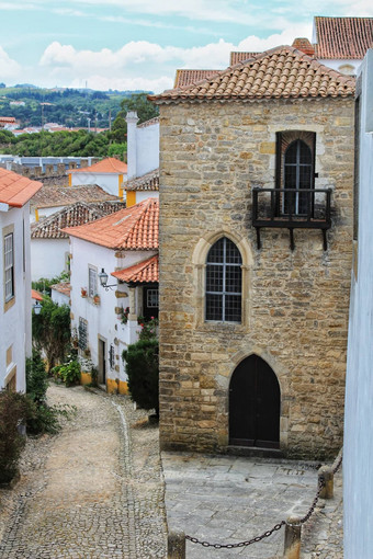 狭窄的色彩斑斓的街道<strong>外墙</strong>阳台obidos