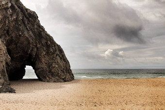 勇敢的海洋岩石形成多云的戏剧天空海滩