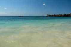 视图林贾尼火山粉红色的海滩龙目岛湾绿松石蓝色的水钓鱼船锚定平静海水平海滩透明的水