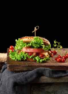 芝士汉堡剁碎肉绿色生菜番茄酱