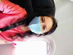 女孩面具使自拍小屋飞机航班规则冠状病毒