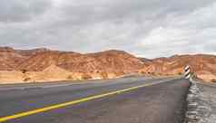 现代沥青高速公路领先的沙漠景观南部地区以色列多云的天空
