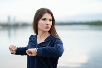 体育<strong>健康</strong>的生活方式浅黑<strong>肤色</strong>的女人女孩体育练习