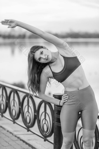 体育<strong>健康</strong>的生活方式浅黑<strong>肤色</strong>的女人女孩体育练习黑色的白色照片
