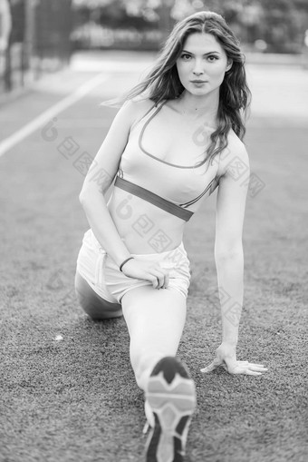 体育<strong>健康</strong>的生活方式浅黑<strong>肤色</strong>的女人女孩体育练习黑色的白色照片