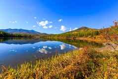 自然马加丹州地区美丽的平表面湖背景彩色的山蓝色的天空迷人的视图森林湖