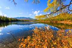 自然马加丹州地区美丽的平表面湖背景彩色的山蓝色的天空迷人的视图森林湖