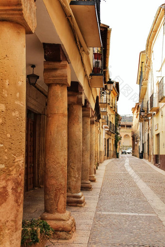 雄伟的石头房子街道alcaraz卡斯蒂利亚-拉污点社区西班牙