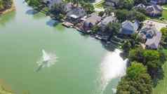 空中视图奢侈品海滨房子湖喷泉阳光明媚的一天达拉斯德州美国