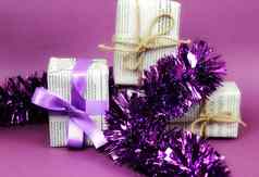 礼物包装报纸紫色的背景