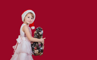 可爱的可爱的微笑女孩持有自制的圣诞节树孤立的红色的