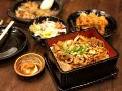 朝鲜文食物混合大米餐厅