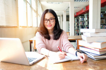 年轻的女人采取请注意移动PC研究天秤座