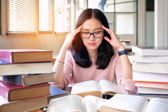 年轻的女人思<strong>考研</strong>究图书馆