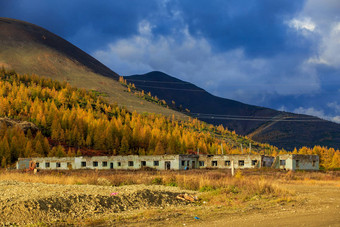 自然马加丹州地区被遗弃的黄金矿业企业苔原俄罗斯被遗弃的我的建筑山