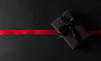 礼物盒子包装黑色的纸黑色的弓丝带新闻