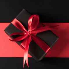礼物盒子包装黑色的纸黑色的弓丝带现在