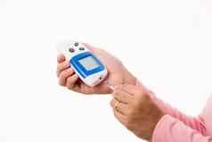 女人测量葡萄糖测试水平检查手指glucome