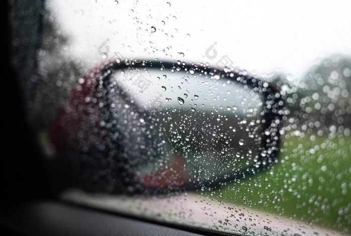 不稳定视图车一边镜子湿车窗口小雨