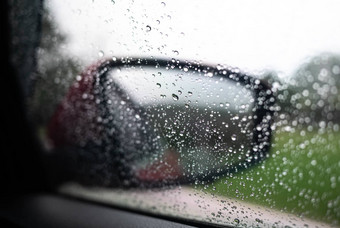 不稳定视图车一边镜子湿车窗口小雨