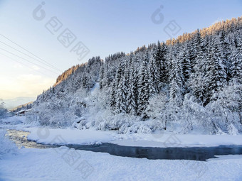 美丽的河冬天景观<strong>挪威</strong>