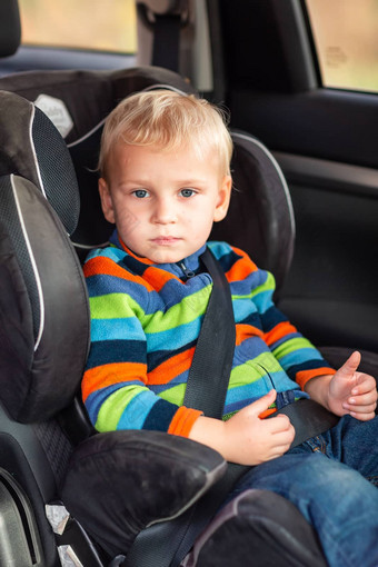 婴儿男孩坐着车座位扣车