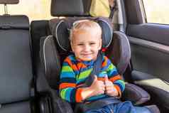 婴儿男孩坐着车座位扣车