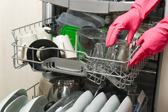 脏菜开放集成洗碗机开放洗碗机脏菜内部洗完整的加载洗碗机准备好了洗