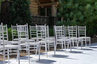 白色木椅子婚礼仪式