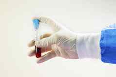 血测试完整的管医生的手手套白色背景工作室拍摄