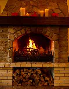 温暖的舒适的壁炉真正的木燃烧舒适的冬天概念圣诞节旅行背景空间文本
