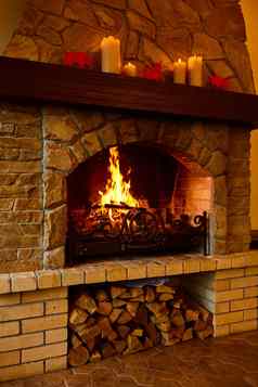 温暖的舒适的壁炉真正的木燃烧舒适的冬天概念圣诞节旅行背景空间文本