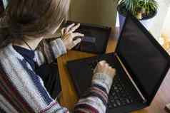 女人工作笔记本工作场所数字平板电脑移动电话咖啡植物