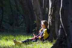 女人植物花园公园树休闲年轻的女孩肖像
