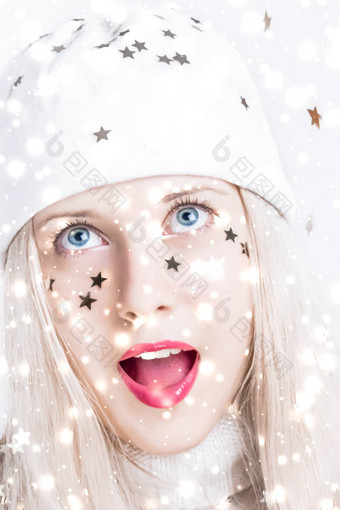 圣诞节闪闪发光的雪背景金发女郎女人是