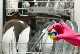 洗碗机洗涤剂手手粉红色的地板持有洗碗机过来这里胶囊胶囊洗碗机才华横溢的清洁