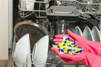 洗碗机洗涤剂手手粉红色的地板持有洗碗机过来这里胶囊胶囊洗碗机<strong>才华</strong>横溢的清洁
